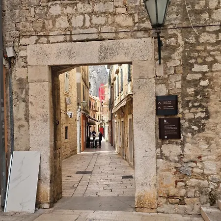 Old Town Apartment *